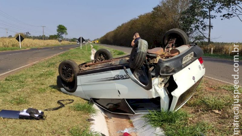 Carro capota várias vezes em rodovia após batida com Jeep 