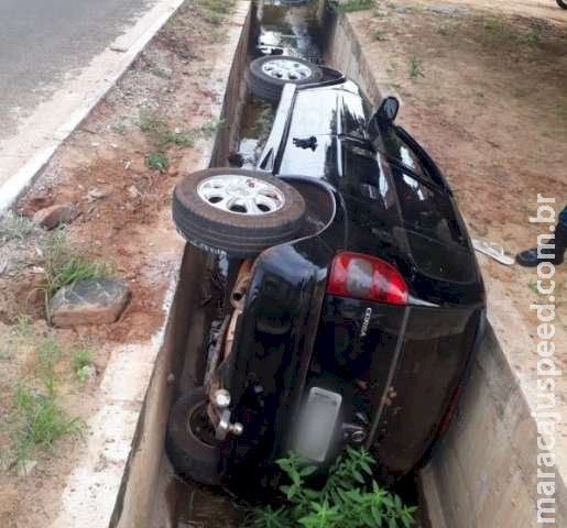 Carro despenca em vala e motorista desaparece após acidente em Coxim Carro despenca em vala e motorista desaparece após acidente em Coxim