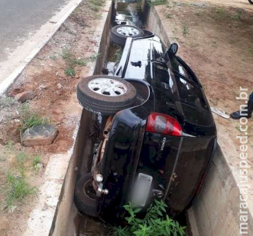 Carro despenca em vala e motorista desaparece após acidente em Coxim 