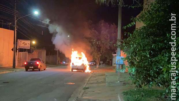 Carro pega fogo e motorista e filha escapam por pouco no Zé Pereira