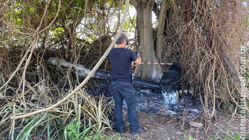 Cauda de helicóptero foi removida e incendiada após queda em MS Cauda de helicóptero foi removida e incendiada após queda em MS