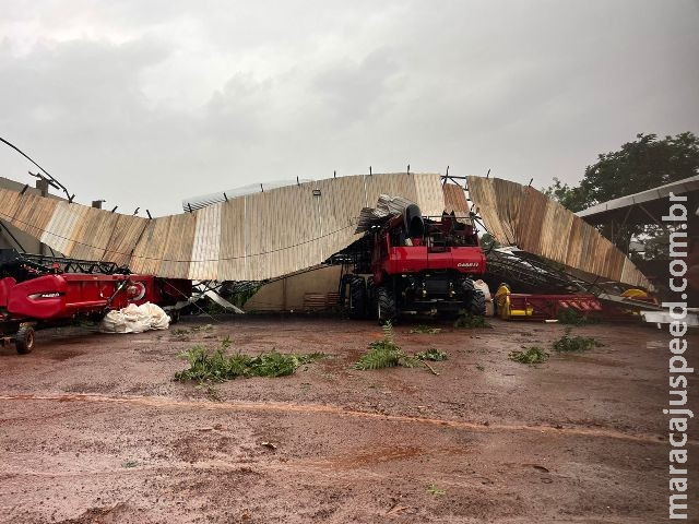 Chuva e vento forte deixam rastro de destruição na sede de Caarapó e na zona rural Chuva e vento forte deixam rastro de destruição na sede de Caarapó e na zona rural