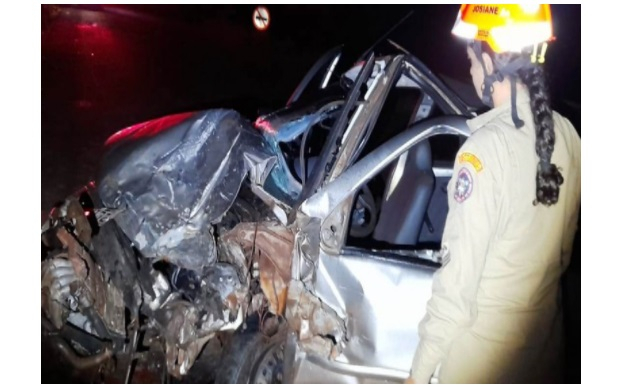 Colisão frontal entre carros na MS-141 deixa quatro feridos e um morto Colisão frontal entre carros na MS-141 deixa quatro feridos e um morto