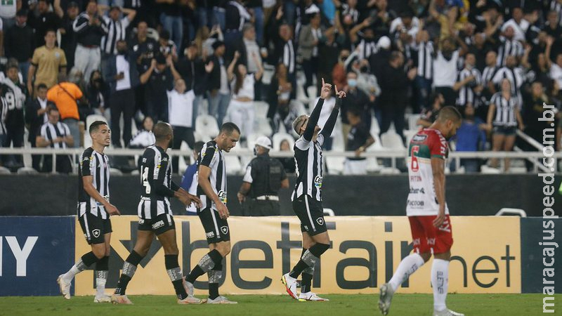 Com dois de Navarro, Botafogo derrota Brusque na Série B Com dois de Navarro, Botafogo derrota Brusque na Série B