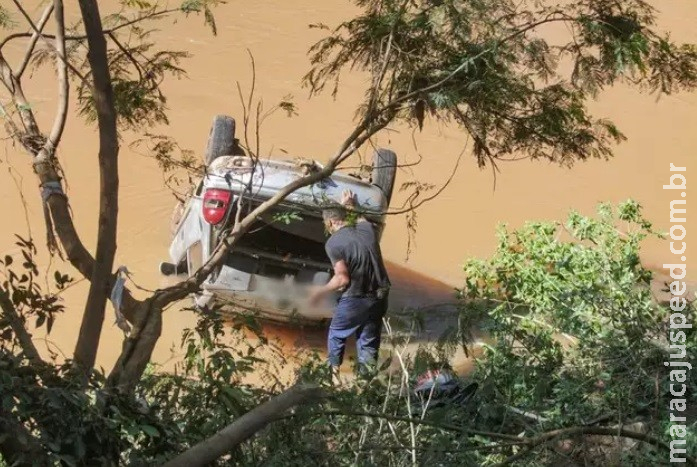 Condutor bate carro em poste, atinge árvore e vai parar dentro de córrego