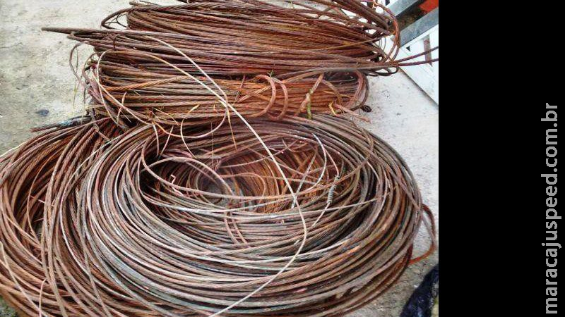 De tornozeleira eletrônica, ladrão tenta fugir de PM e acaba preso com fios furtados de casa De tornozeleira eletrônica, ladrão tenta fugir de PM e acaba preso com fios furtados de casa