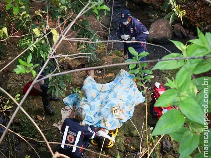 Dentro de córrego, casal é resgatado após queda de 6 metros Dentro de córrego, casal é resgatado após queda de 6 metros