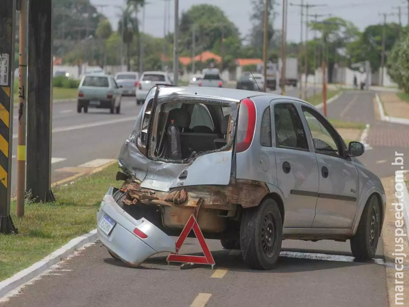 Depois de ser atingido na traseira por caminhão, carro vai parar em ciclovia Depois de ser atingido na traseira por caminhão, carro vai parar em ciclovia