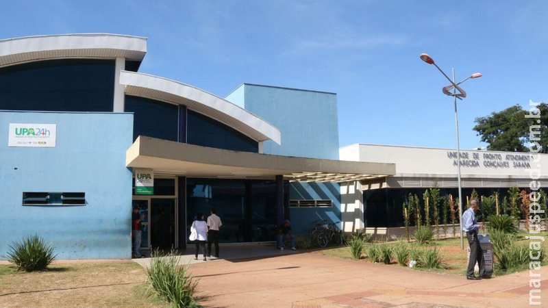 Descontrolado, homem quebra porta de blindex de UPA a pedradas Descontrolado, homem quebra porta de blindex de UPA a pedradas
