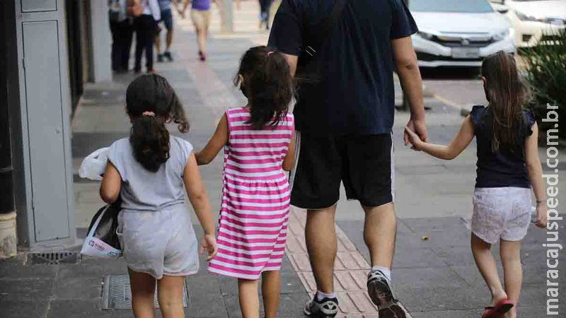 Dia das Crianças: desemprego e falta de dinheiro fazem intenção de comprar presentes cair em Campo Grande Dia das Crianças: desemprego e falta de dinheiro fazem intenção de comprar presentes cair em Campo Grande