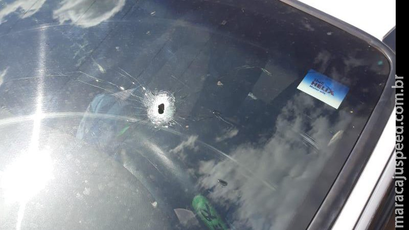 Discussão entre homens acaba com carro alvejado por tiros em cidade de MS
