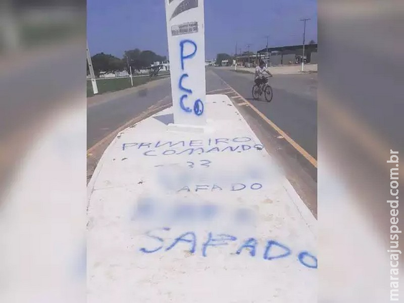 Em pichações, PMs são ameaçados pelo PCC em cidade de fronteira Em pichações, PMs são ameaçados pelo PCC em cidade de fronteira