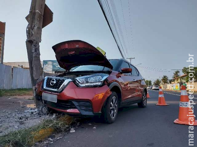 Em tratamento contra câncer, mulher passa mal e bate carro em poste de energia Em tratamento contra câncer, mulher passa mal e bate carro em poste de energia