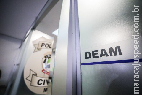 Embriagado, marido agride esposa com facão na frente dos filhos e ameaça cortar seu pescoço Embriagado, marido agride esposa com facão na frente dos filhos e ameaça cortar seu pescoço