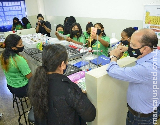 Escola Guateka inaugura laboratório de Química com emenda de Barbosinha