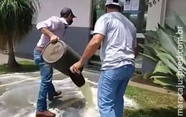 Fazendeiros protestam e jogam leite no prédio da Energisa em MS Fazendeiros protestam e jogam leite no prédio da Energisa em MS