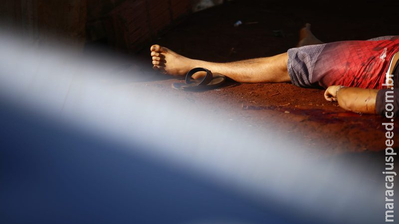 Filho manda foto de homem morto a tiros, confessa crime e pai o entrega para a polícia