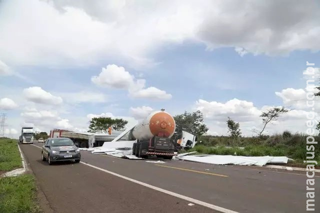 Grave acidente na BR-262 deixa motorista morto Grave acidente na BR-262 deixa motorista morto