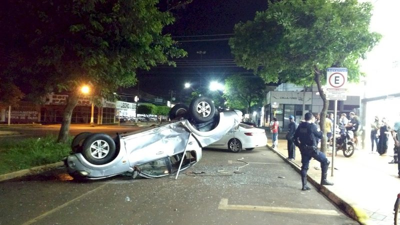 Grave colisão deixa caminhonete capotada em avenida