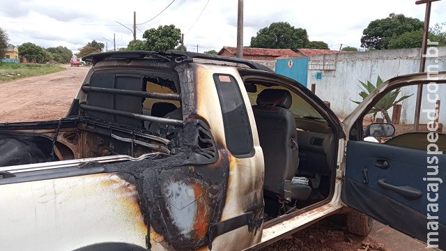 Homem acorda com vizinhos dizendo que veículo estava em chamas Homem acorda com vizinhos dizendo que veículo estava em chamas