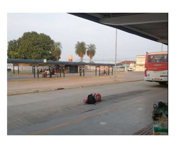 Homem desce de ônibus, coloca pênis para fora e urina em terminal de Campo Grande Homem desce de ônibus, coloca pênis para fora e urina em terminal de Campo Grande