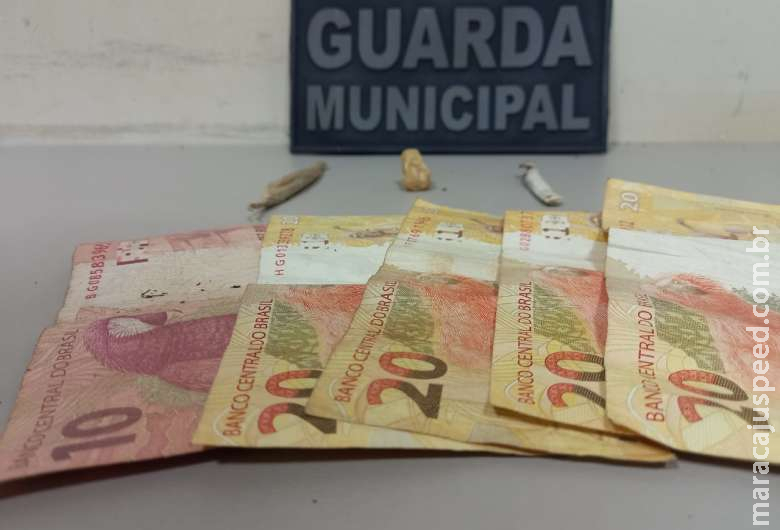 Homem e adolescente são flagrados com droga em carro Homem e adolescente são flagrados com droga em carro