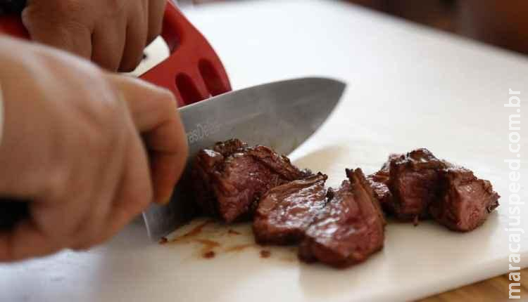 Homem engasga com pedaço de carne, sofre parada cardíaca e morre em hospital Homem engasga com pedaço de carne, sofre parada cardíaca e morre em hospital