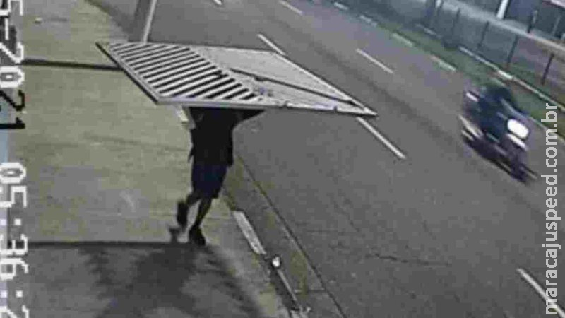 Homem procura a polícia após ter portão de 3 metros furtado em MS Homem procura a polícia após ter portão de 3 metros furtado em MS