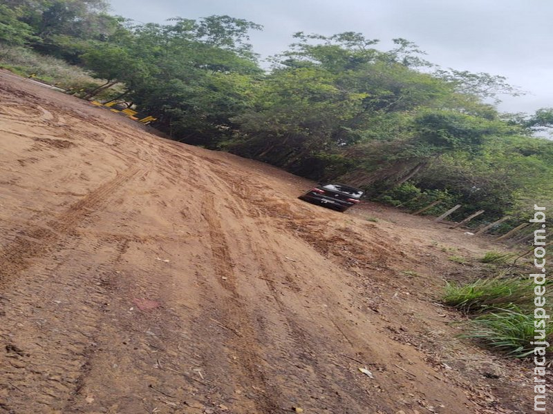 Homem tem carro roubado após parar à beira da estrada para fazer xixi em MS Homem tem carro roubado após parar à beira da estrada para fazer xixi em MS