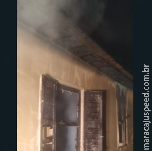 Incêndio começa com vela e faz Bombeiros usarem até caminhão-pipa na Vila Carvalho Incêndio começa com vela e faz Bombeiros usarem até caminhão-pipa na Vila Carvalho