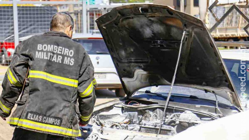 Incêndio destrói motor de carro na avenida Zahran após motorista dar partida: 