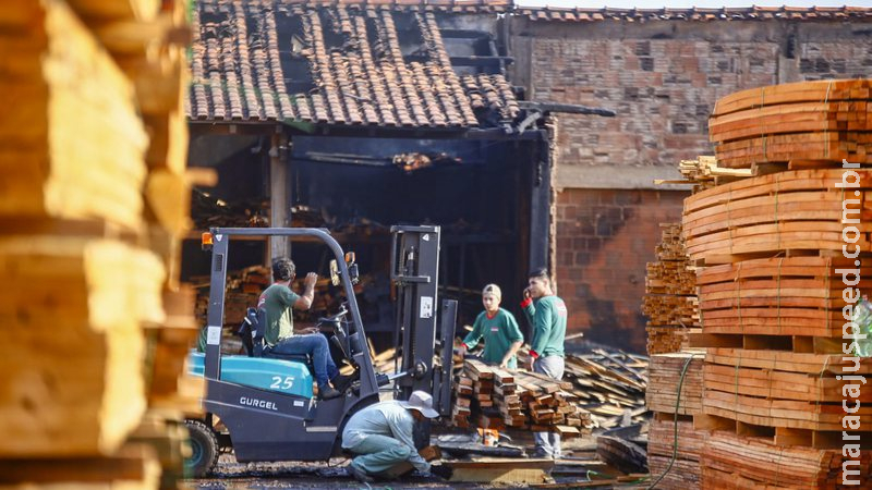 Incêndio em madeireira causa prejuízo de R$ 300 mil e combate ao fogo acabou após 5 horas Incêndio em madeireira causa prejuízo de R$ 300 mil e combate ao fogo acabou após 5 horas