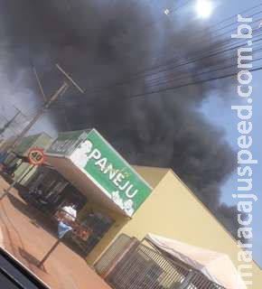 Incêndio gigantesco atinge barracão de oficina em Ribas do Rio Pardo Incêndio gigantesco atinge barracão de oficina em Ribas do Rio Pardo