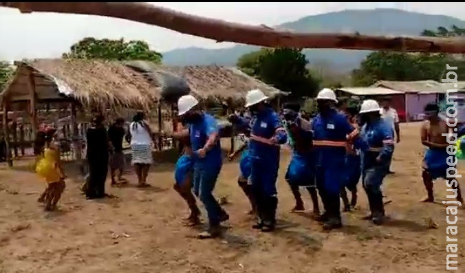 Indígenas e eletricistas caem na dança para celebrar energia elétrica em aldeia