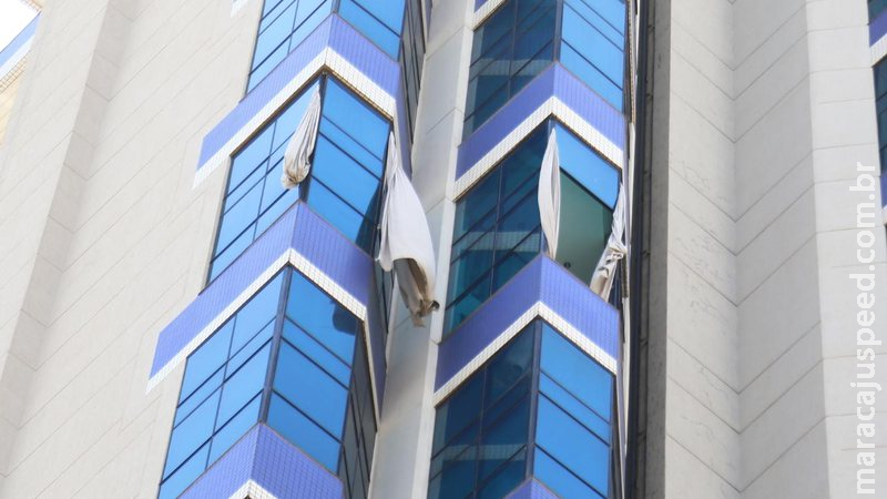 Janela de hotel se desprende e avenida é interditada em Campo Grande Janela de hotel se desprende e avenida é interditada em Campo Grande