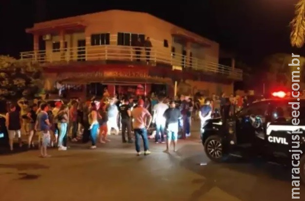 Jovem é assassinado com 7 tiros após briga durante comício em praça Jovem é assassinado com 7 tiros após briga durante comício em praça