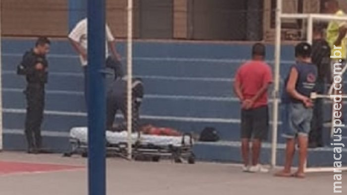 Jovem é baleado na rua, entra e morre ao entrar em escola para pedir ajuda Jovem é baleado na rua, entra e morre ao entrar em escola para pedir ajuda