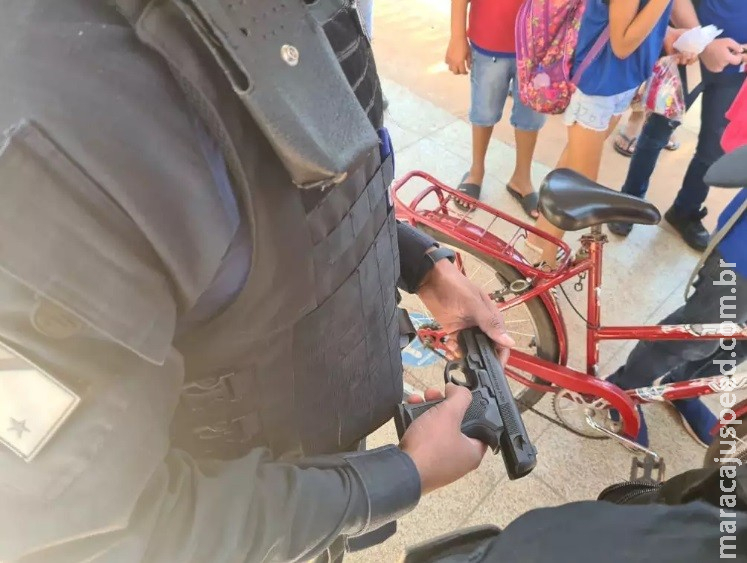 Jovem entra com arma falsa e causa pânico em escola no interior