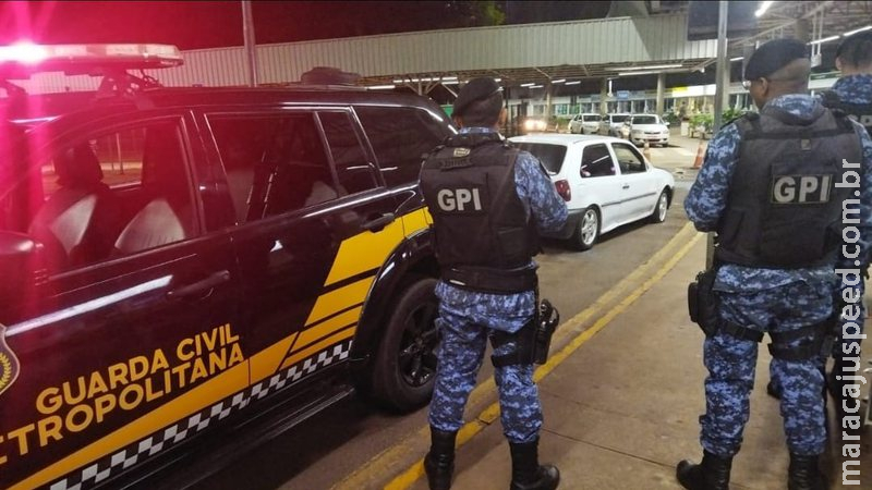 Jovens invadem rodoviária durante perseguição com tiros em Campo Grande Jovens invadem rodoviária durante perseguição com tiros em Campo Grande