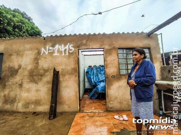 Mãe e filha ficam desabrigadas após temporal destruir casa no Los Angeles Mãe e filha ficam desabrigadas após temporal destruir casa no Los Angeles