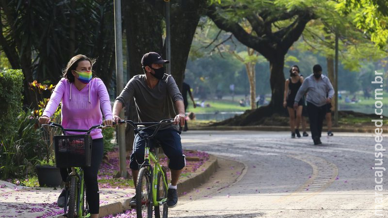 Mais de 1,2 mil municípios devem manter exigência de máscara, diz CNM Mais de 1,2 mil municípios devem manter exigência de máscara, diz CNM