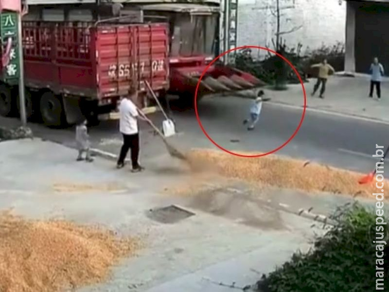 Menino é atropelado por colheitadeira e sobrevive Menino é atropelado por colheitadeira e sobrevive