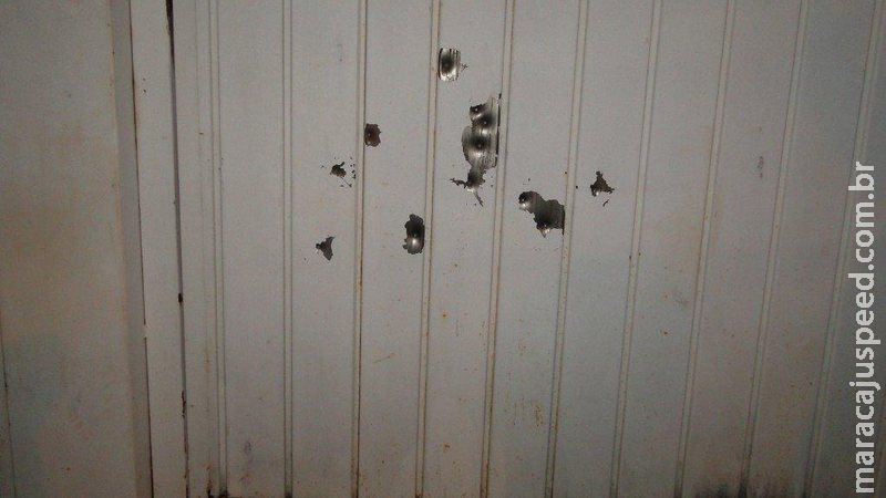 Morador acorda com barulhos e descobre que casa foi alvejada por tiros em Campo Grande Morador acorda com barulhos e descobre que casa foi alvejada por tiros em Campo Grande