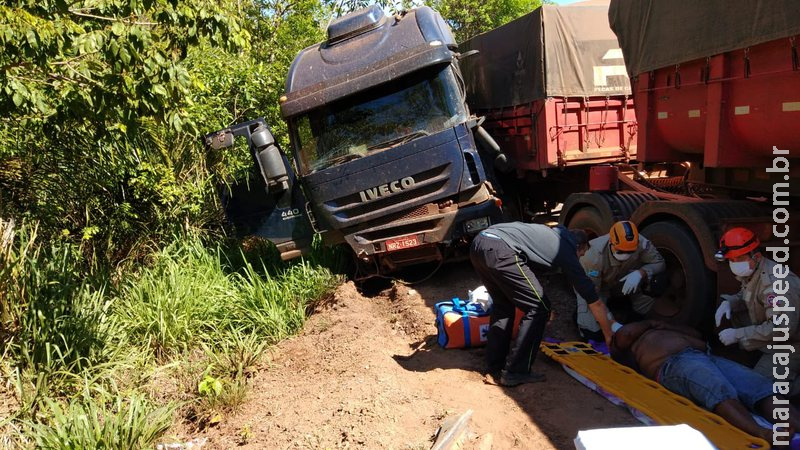 Morador de MS é socorrido em estado grave após colisão entre carretas e carro em MG Morador de MS é socorrido em estado grave após colisão entre carretas e carro em MG