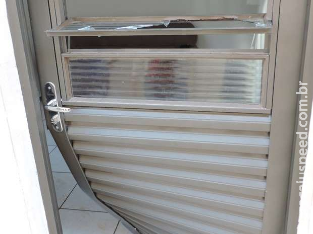 Morador encontra porta da casa arrombada no Jardim Monte Líbano Morador encontra porta da casa arrombada no Jardim Monte Líbano