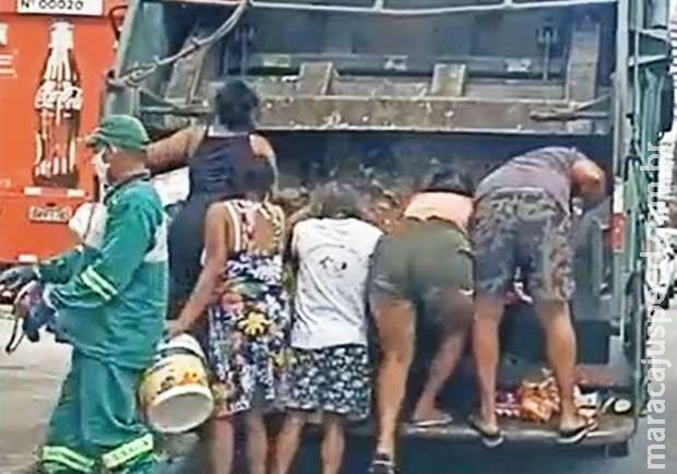 Moradores catam restos de alimentos em caminhão de lixo e cena choca em Fortaleza