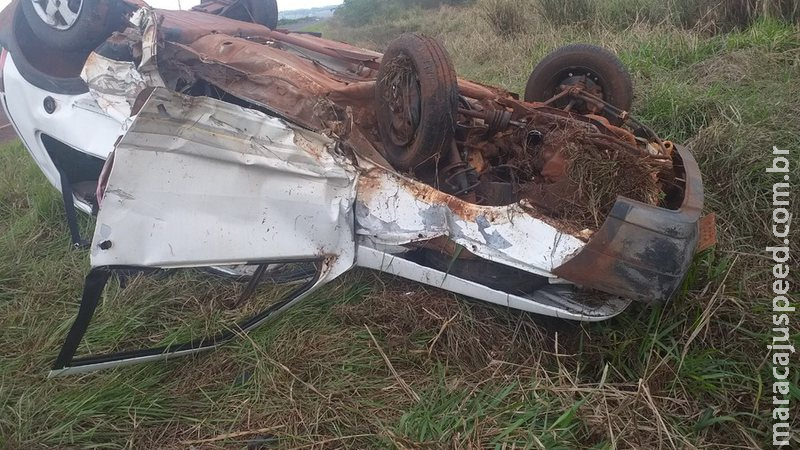 Motorista capota carro em rodovia e é socorrido por populares Motorista capota carro em rodovia e é socorrido por populares