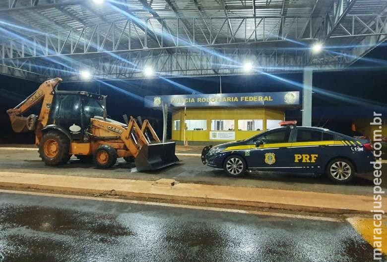 Motorista é preso tentando levar retroescavadeira para o Paraguai