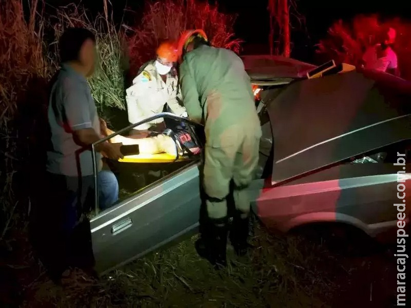 Motorista fica preso às ferragens após acidente com carreta Motorista fica preso às ferragens após acidente com carreta