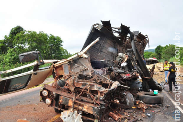 Motorista morre após ter perna e braço arrancados em batida entre carretas em Três Lagoas